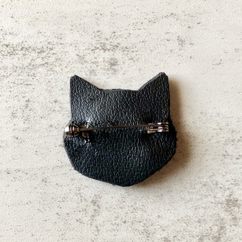 ハチワレ猫の刺繍ブローチ【くるくる目】 ブローチ 黒蜂屋【くろ