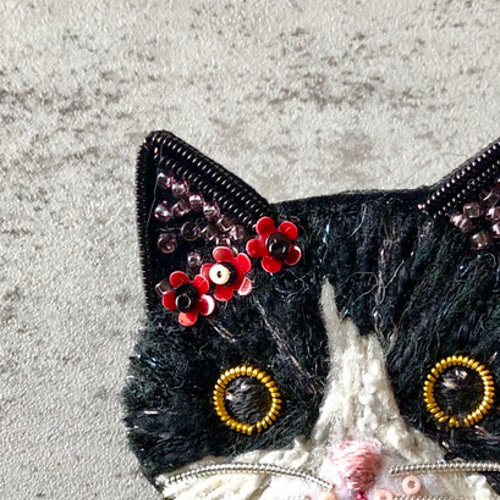 ハチワレ猫の刺繍ブローチ【くるくる目】 ブローチ 黒蜂屋【くろ