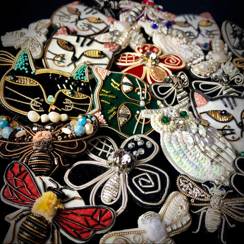 ハチワレ猫の刺繍ブローチ【くるくる目】 ブローチ 黒蜂屋【くろ