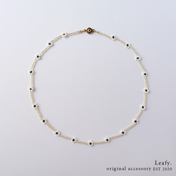 yellow * white flower 白い花のビーズネックレス　ビーズアクセサリー　フラワー　淡色　透明感　クリア 1枚目の画像