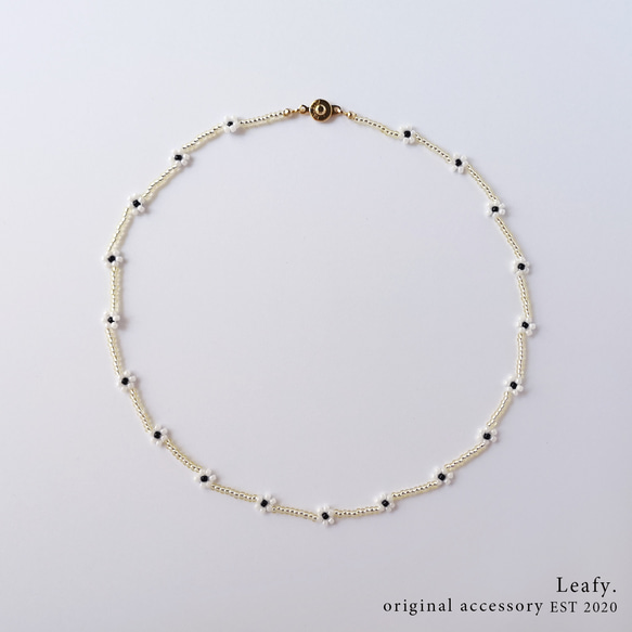 yellow * white flower 白い花のビーズネックレス　ビーズアクセサリー　フラワー　淡色　透明感　クリア 1枚目の画像