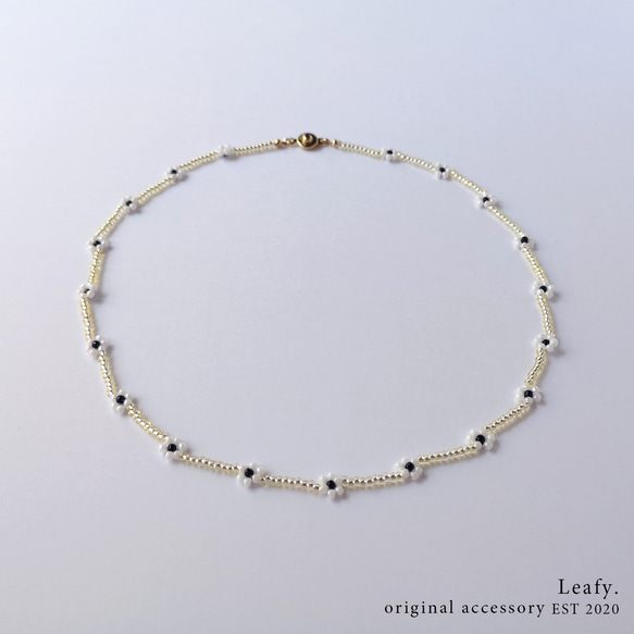 yellow * white flower 白い花のビーズネックレス　ビーズアクセサリー　フラワー　淡色　透明感　クリア 4枚目の画像