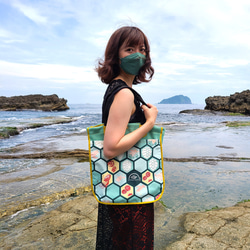 Design No.ST126 - 【漂着ゴミ回収プラスチック】ウミガメパターン・ハンドバッグ 1枚目の画像