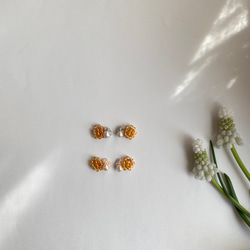 手刺繍のビーズ耳飾り　ピアスのみ　=淡水パールとフランスヴィンテージ= オレンジ　【ムスカリ】 8枚目の画像