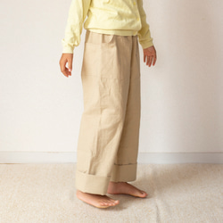 長く着れる子供服／ベージュのゆったりストレートパンツ（120cm〜140cmくらい）／コットンリネン 3枚目の画像
