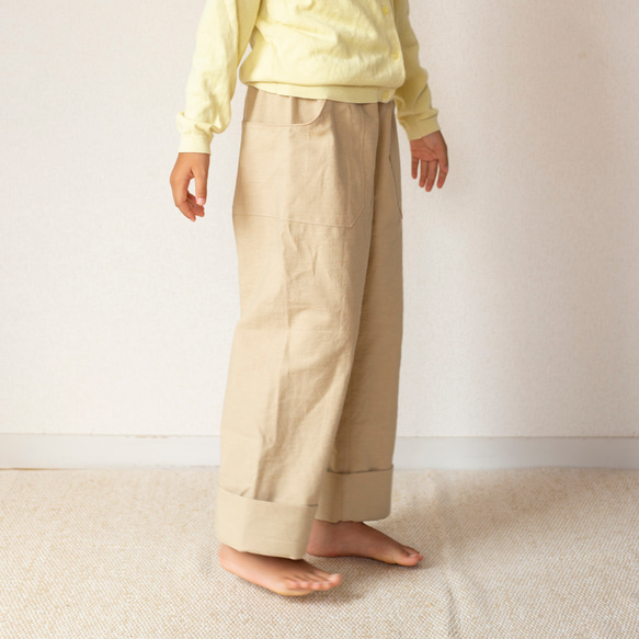 長く着れる子供服／ベージュのゆったりストレートパンツ（120cm〜140cmくらい）／コットンリネン 3枚目の画像