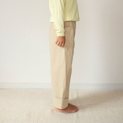 長く着れる子供服／ベージュのゆったりストレートパンツ（120cm〜140cmくらい）／コットンリネン 2枚目の画像
