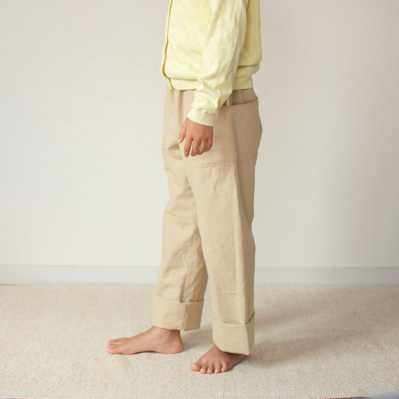長く着れる子供服／ベージュのゆったりストレートパンツ（120cm〜140cmくらい）／コットンリネン 6枚目の画像