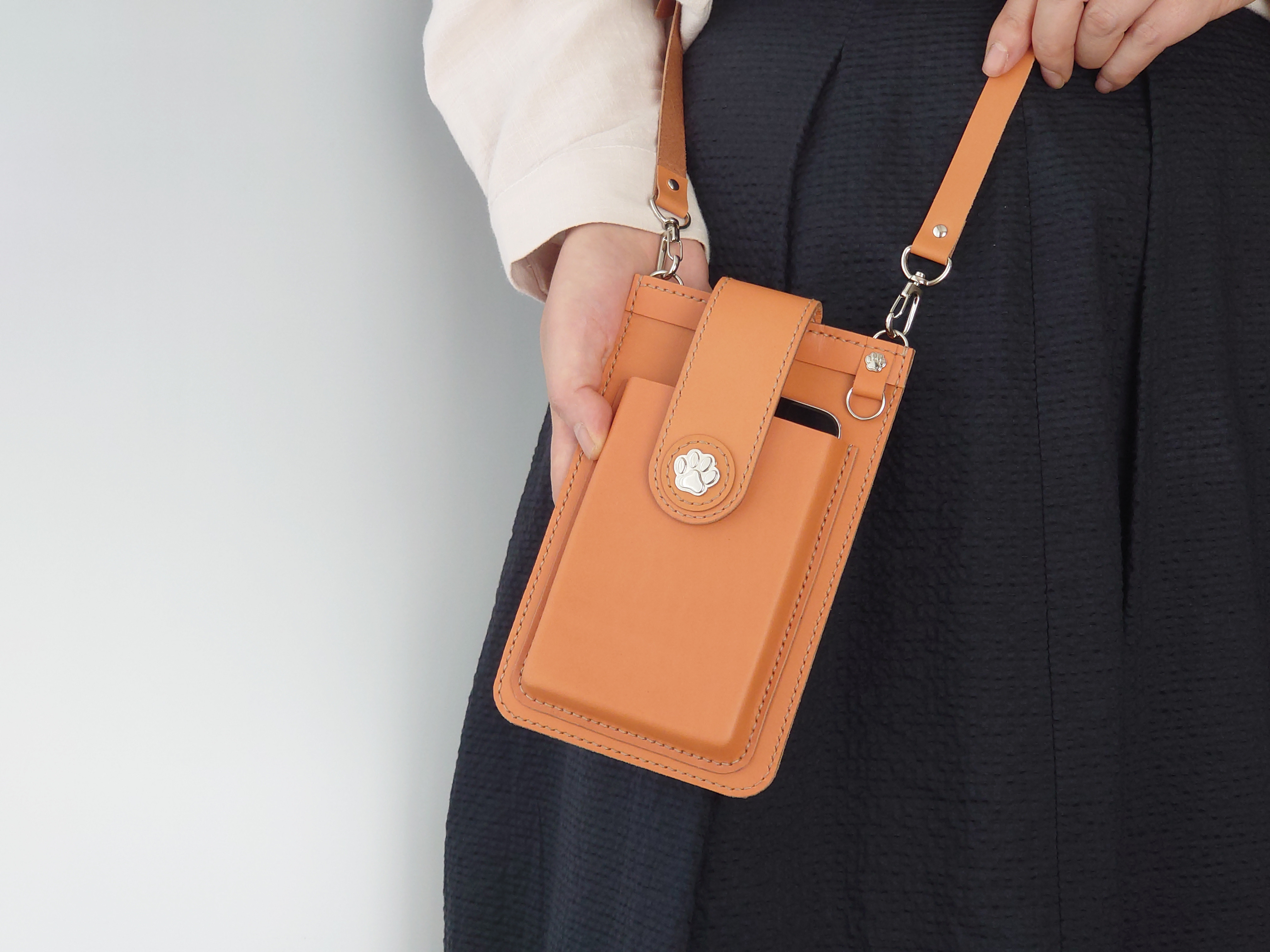 《特集掲載》肉球 スマホポシェット【キャメル革】【縦型・肩紐長さ調整可・2way】犬・猫好きさんに！※袋ラッピング無料