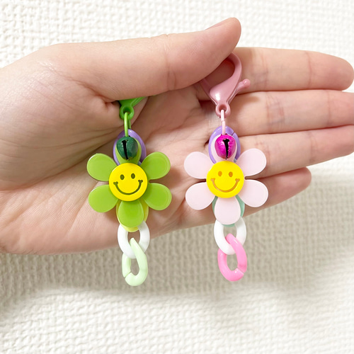 フラワー型チャーム付きキーホルダー 花チャーム 9種 牛本革 スワロフスキー付き Happy キーホルダー