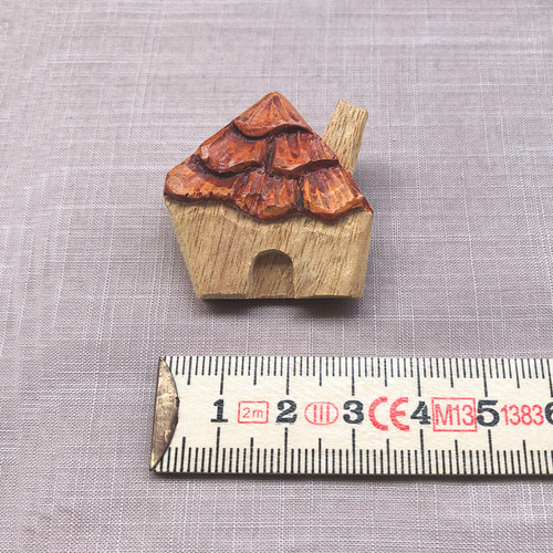 木彫りブローチ【オレンジ屋根の家】 ブローチ nae no ki 通販