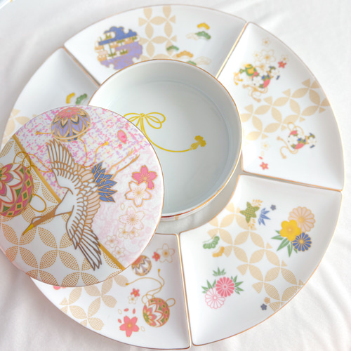 鶴と花の装飾 大皿 鶴と花の装飾 大皿 色絵染付蓮に翡翠飾り大皿/Colored lotuses and