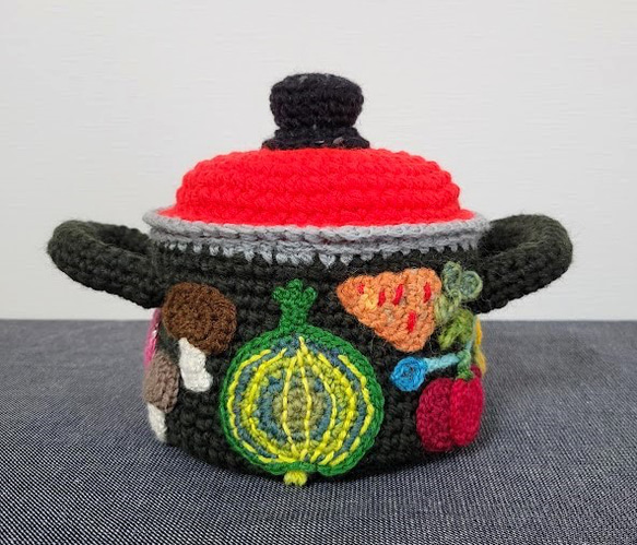 編み物・毛糸雑貨　 北欧風やさい柄ホーロー鍋  (小物入れ、置物） 1枚目の画像