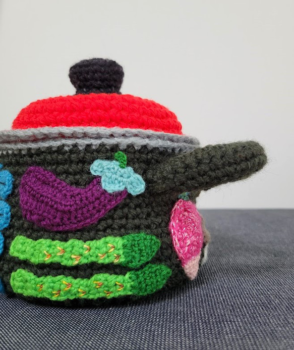 編み物・毛糸雑貨　 北欧風やさい柄ホーロー鍋  (小物入れ、置物） 6枚目の画像
