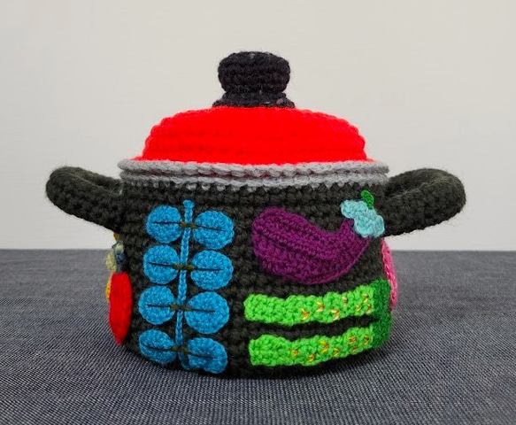 編み物・毛糸雑貨　 北欧風やさい柄ホーロー鍋  (小物入れ、置物） 3枚目の画像