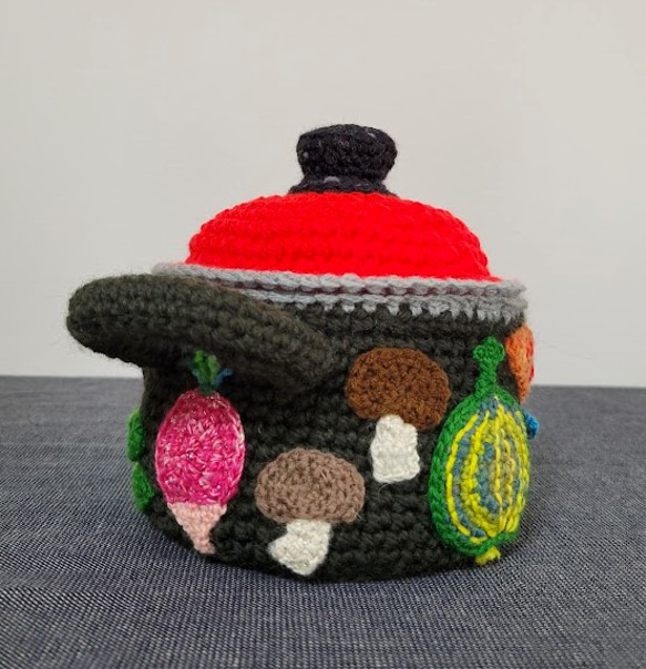 編み物・毛糸雑貨　 北欧風やさい柄ホーロー鍋  (小物入れ、置物） 2枚目の画像