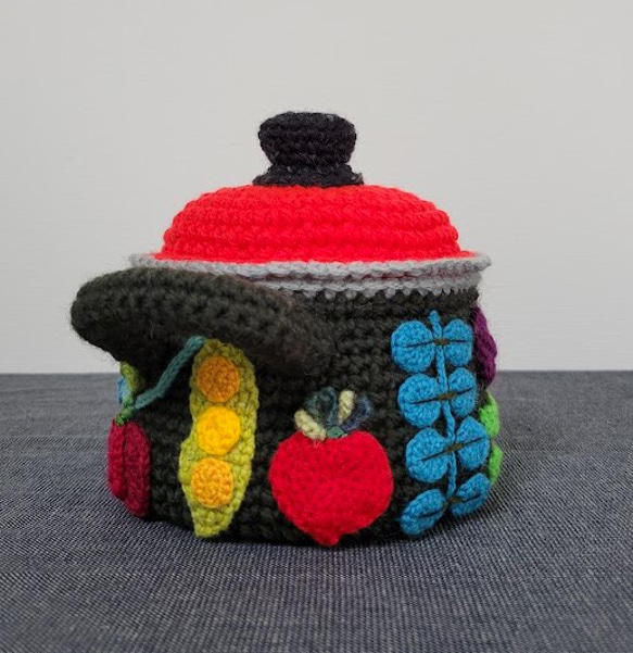 編み物・毛糸雑貨　 北欧風やさい柄ホーロー鍋  (小物入れ、置物） 4枚目の画像