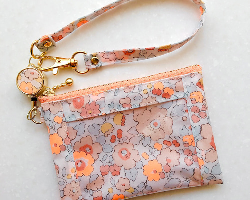 リバティ ラミネート リール式キーケース　ベッツィアン・ジェイドグリーン リバティ ラミネート リール式キーケース ベッツィアン