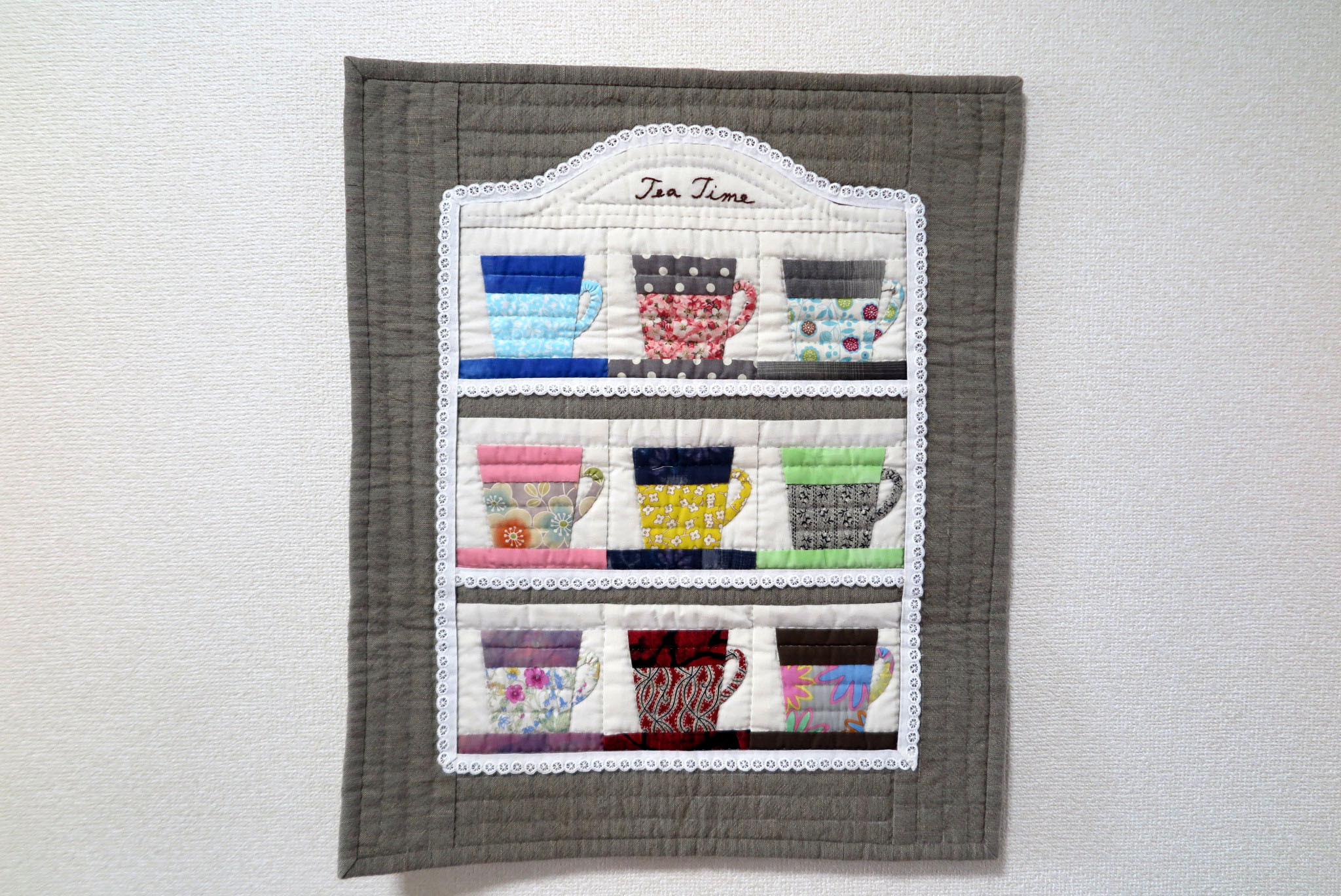 カップデザインのパッチワーク　タペストリー　ハンドメイド　壁掛け　洋風　カフェ カップデザインのパッチワークタペストリーハンドメイド壁掛け