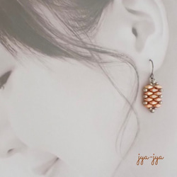 twin beads earrings - orange 2枚目の画像