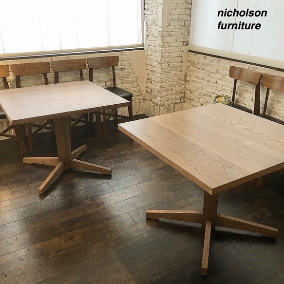 ヴィンテージ風 正方形ダイニングテーブル 木製一本脚 カフェ ヴィンテージ風 正方形ダイニングテーブル 木製一本脚 カフェ