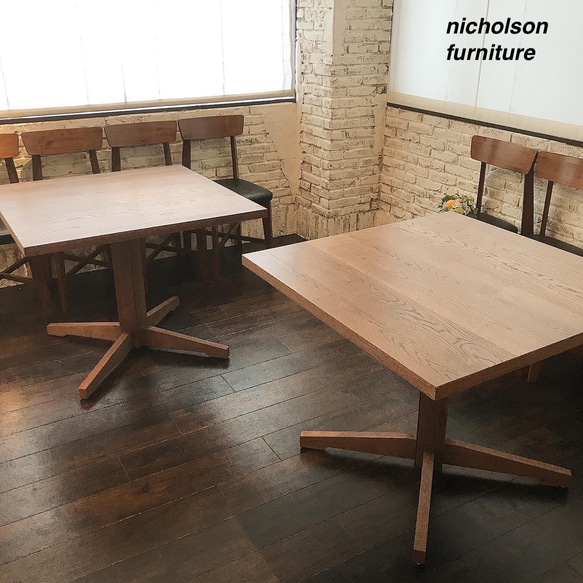 ヴィンテージ風　正方形ダイニングテーブル　木製一本脚　カフェテーブル  ミーティングテーブル［ 定番品・受注生産 ］ 1枚目の画像