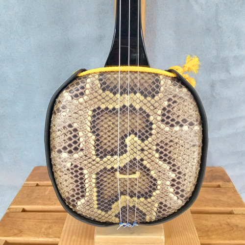 No.7】沖縄三線ヘビ皮強化張り〈三つ巴・金×水色〉 楽器・アクセサリ