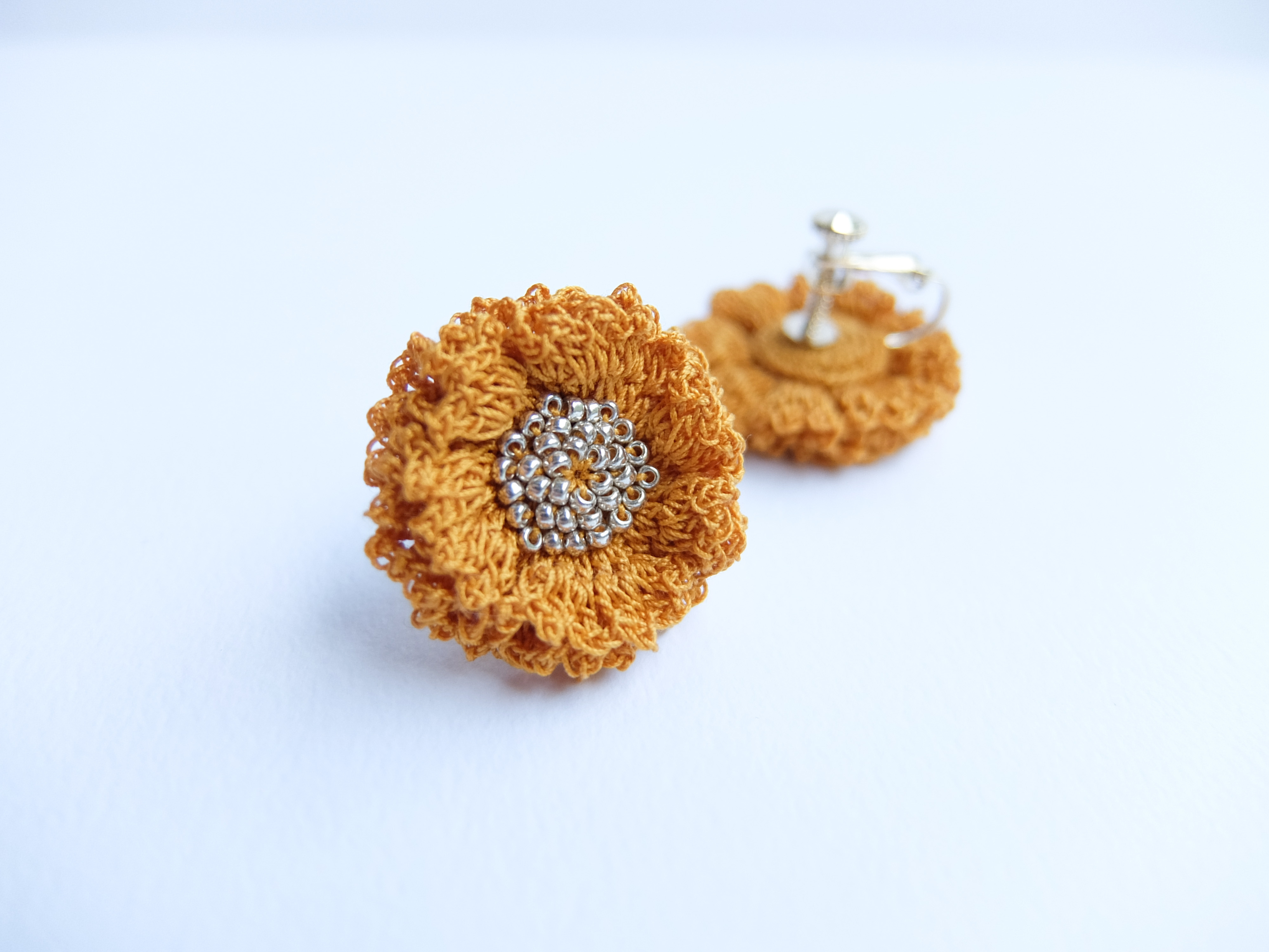 お花ピアス/イヤリング　辛子色