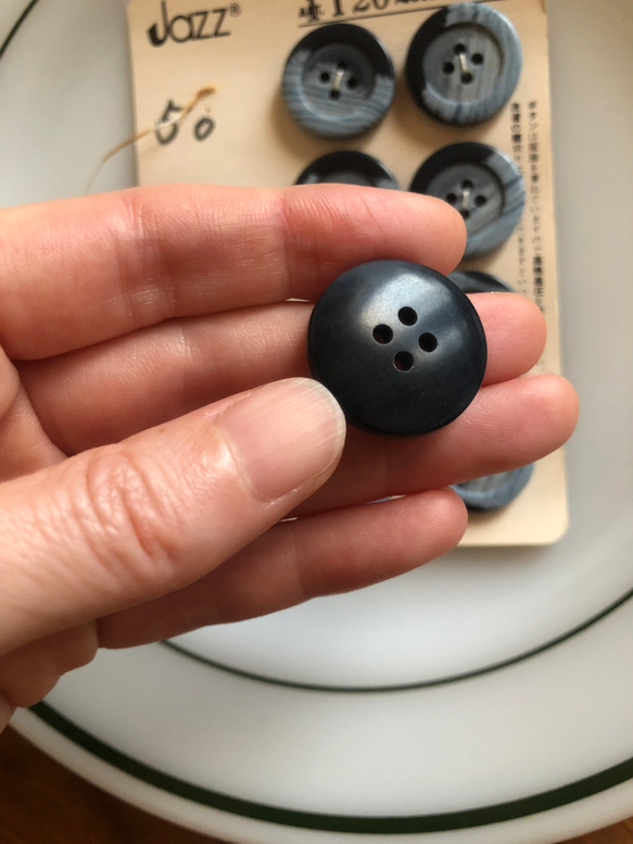 アンティーク ボタン 9個　ビンテージ 昭和 レトロ 個性的 ハンドメイド素材 マーブル　ブルー　ブラックポップ アクセ 5枚目の画像