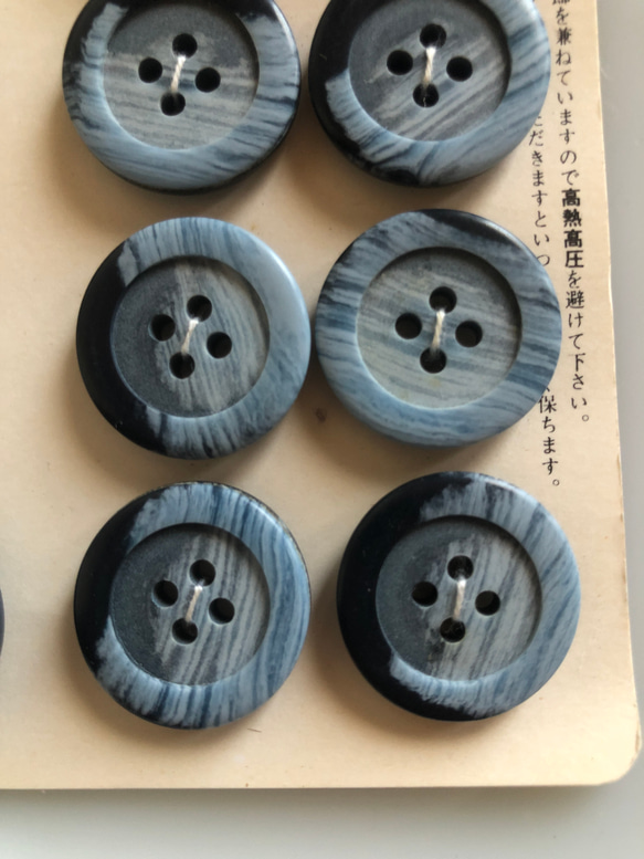 アンティーク ボタン 9個　ビンテージ 昭和 レトロ 個性的 ハンドメイド素材 マーブル　ブルー　ブラックポップ アクセ 3枚目の画像