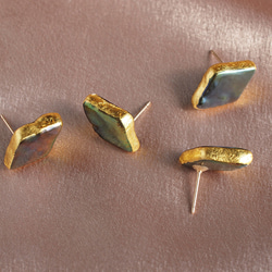金箔珍珠[耳環]金屬卡其色菱|淡水珍珠14kgf金箔卡其綠色 第4張的照片