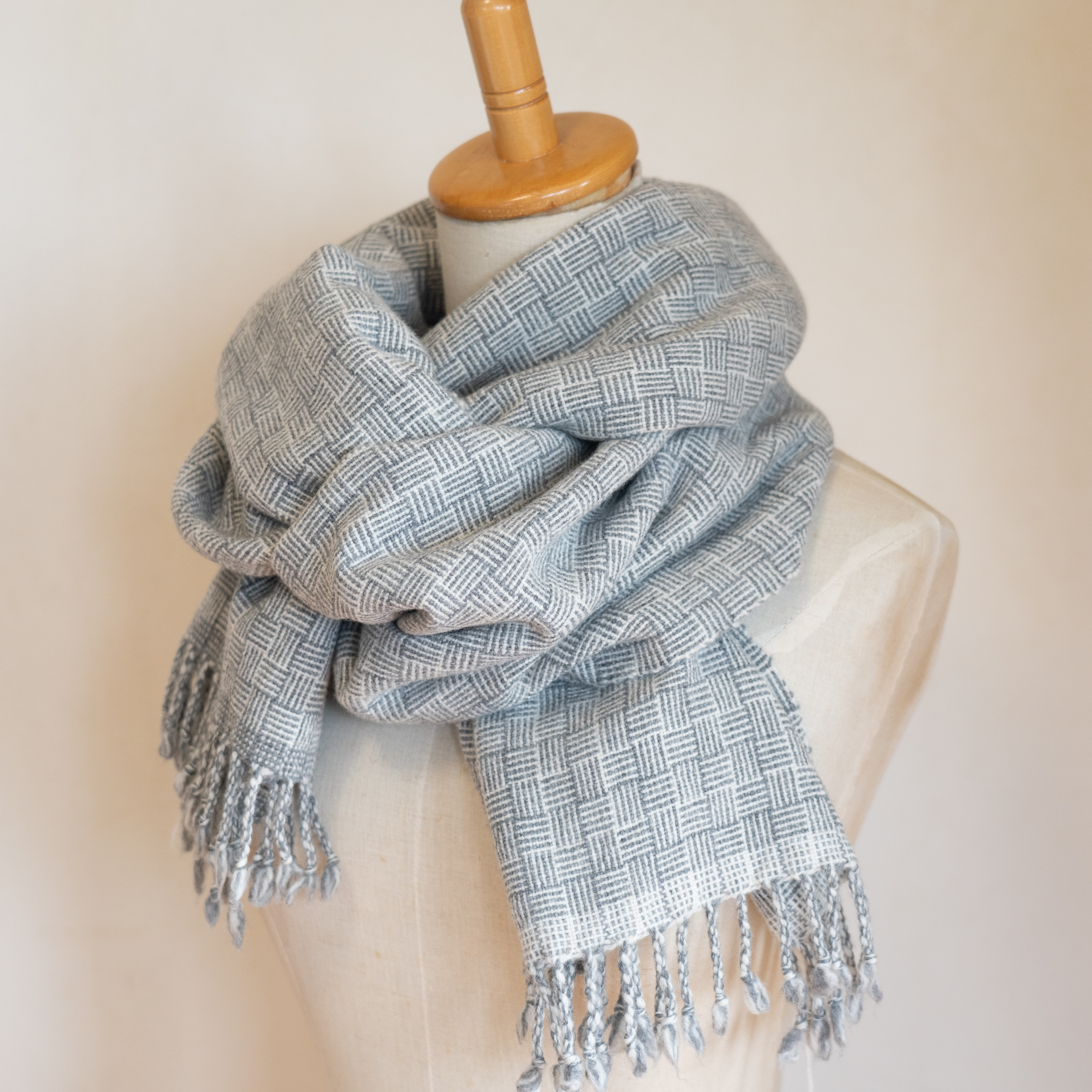 タスマニアラムウール　手織りAJIROグレー×ホワイトストール 11,534円