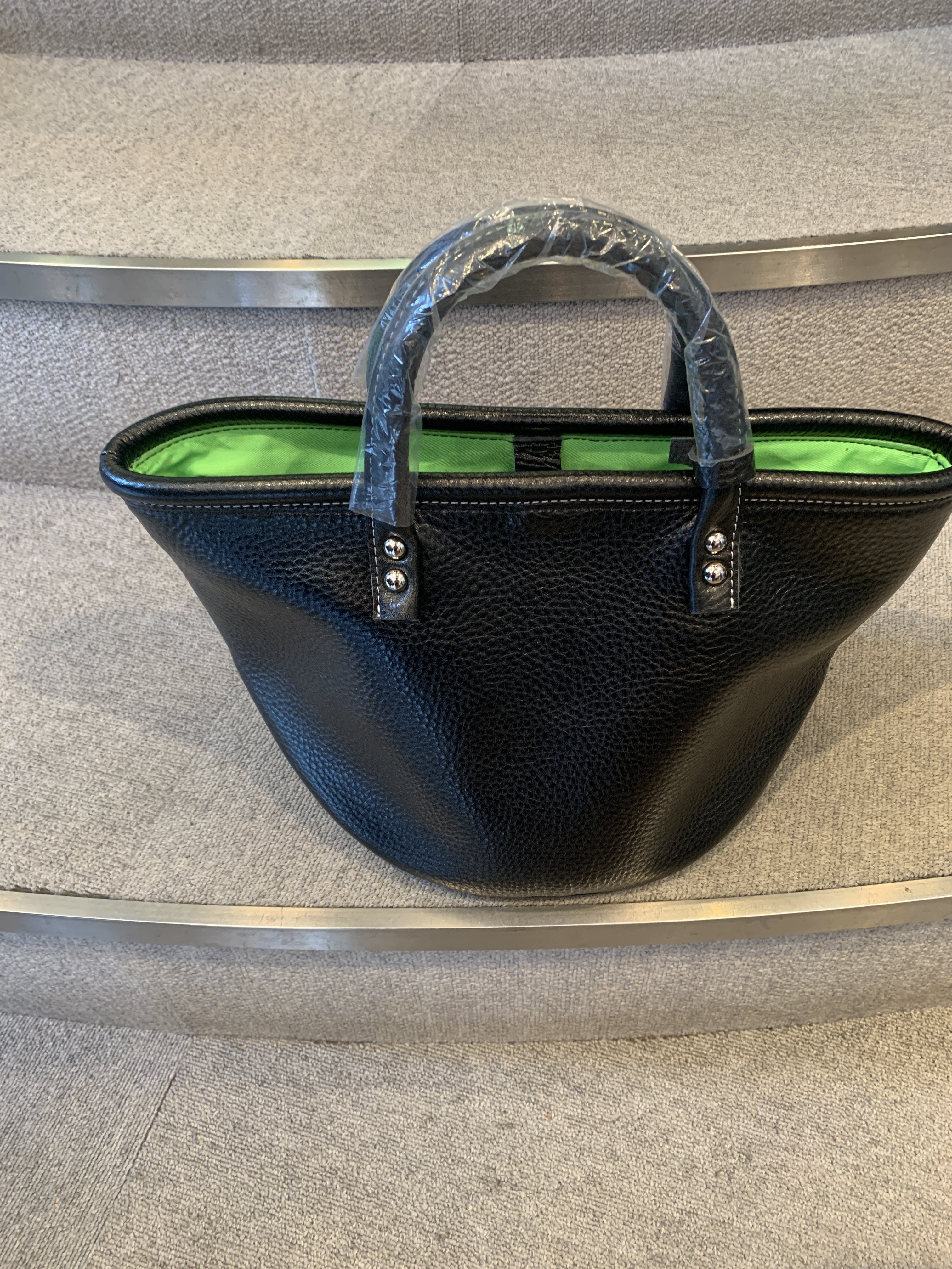 母の日プレゼントに！本革レザーマザーズバッグ（ポーチ付）No.137090<小>  裏地グリーン＋底板底鋲￥34780