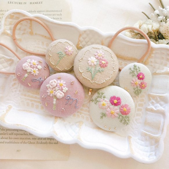 【親子お揃い】刺繍アクセサリー&ヘアゴム『秋桜』 1枚目の画像