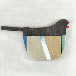 ほっこりするリメイク鳥さんオーブンミット(染色布と刺しゅう素材の鳥さん鍋つかみ) 2枚目の画像