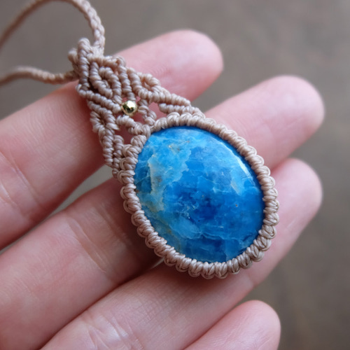 ブルーアパタイト（ブラジル産）天然石 マクラメ編みペンダント