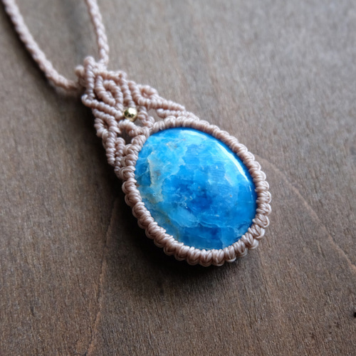 ブルーアパタイト（ブラジル産）天然石 マクラメ編みペンダント