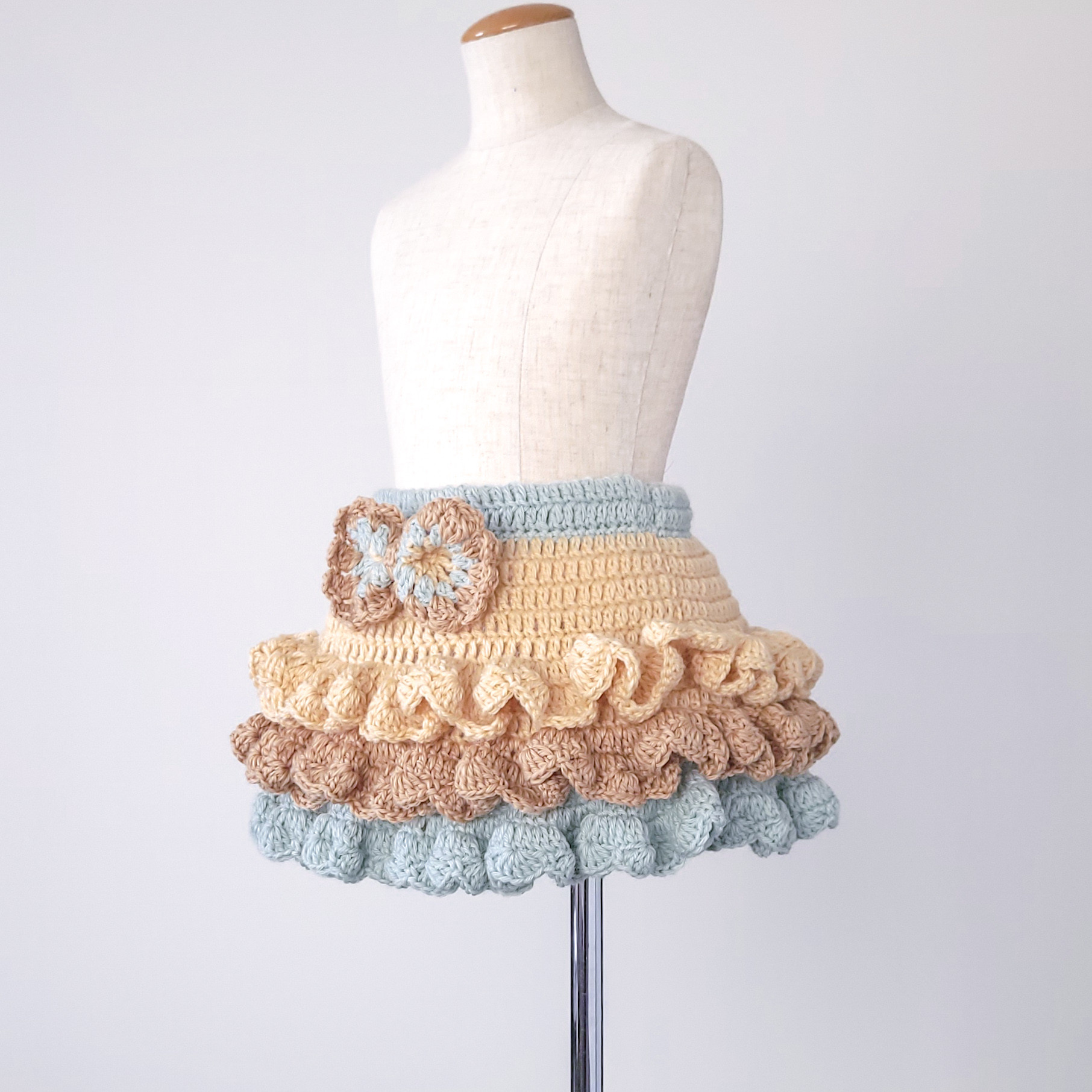 【S】手編みのふりふり3段フリルスカート　クリームイエロー×ベージュ×ミント ande.nutteru/アンデヌッテル