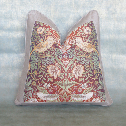 ウィリアム・モリス　「いちご泥棒」変形クッション ウィリアムモリス いちご泥棒 ピロークッション - メルカリ