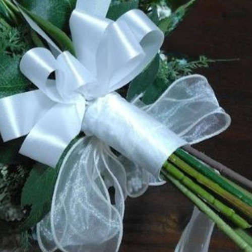 白バラ と スノーボール の ウェディングブーケ ns821a アーティ