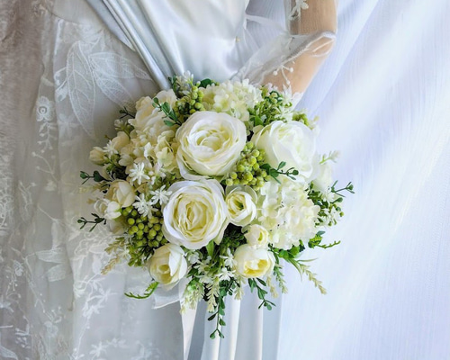 白バラ と スノーボール の ウェディングブーケ ns821a アーティ