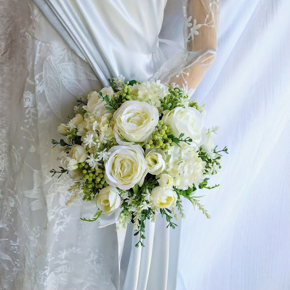 白バラ と スノーボール の ウェディングブーケ ns821a アーティ
