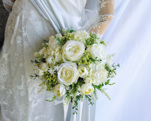 白バラ と スノーボール の ウェディングブーケ ns821a アーティ