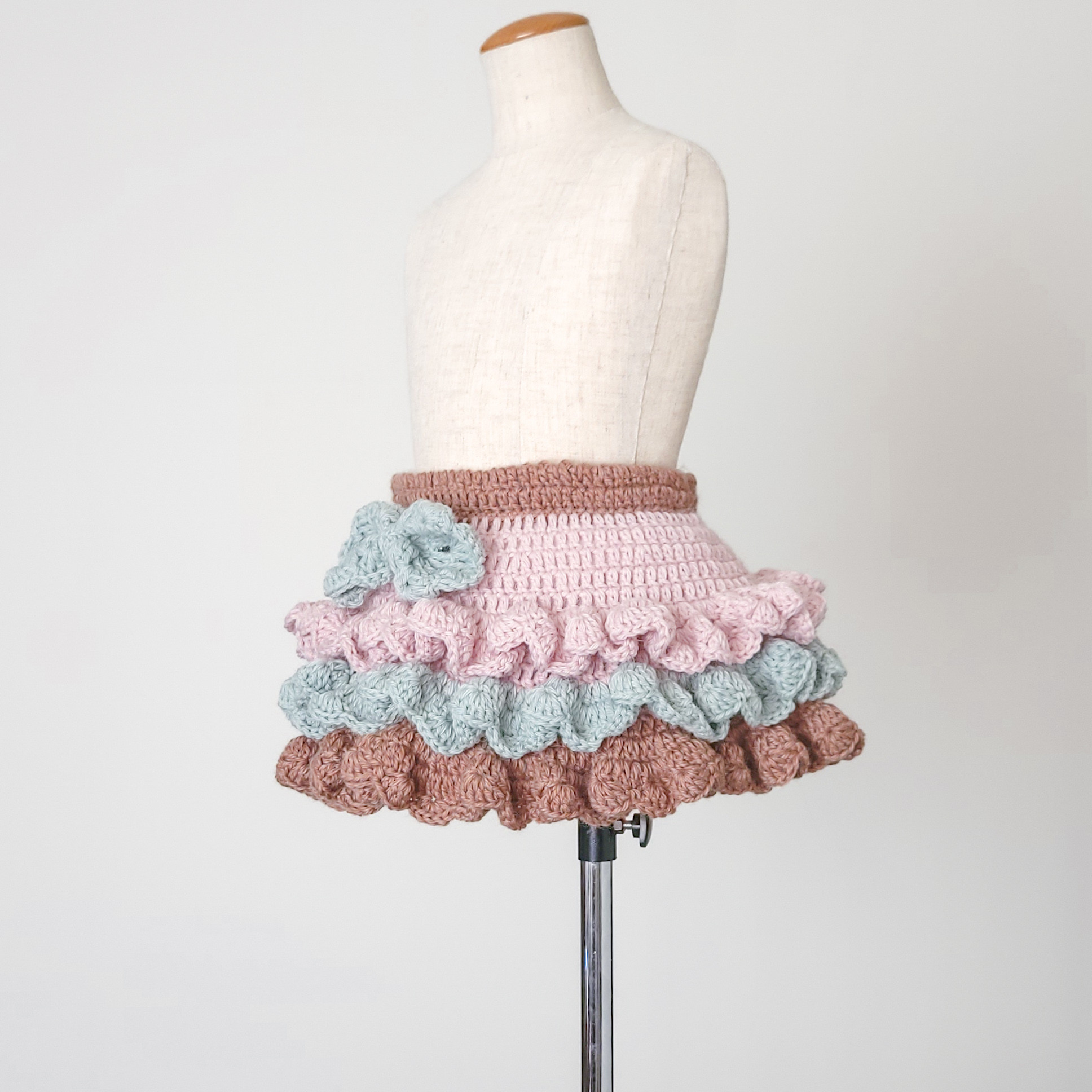 【S】手編みのふりふり3段フリルスカート ストロベリー×ミント×ミルクチョコ ande.nutteru/アンデヌッテル