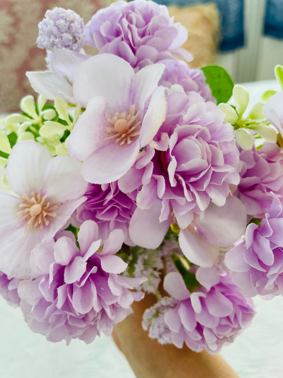 no76,小さな可愛い花束,紫,小花とボンボンの花,アーティフィシャルフラワー,可愛い,ウエディング小物にもアレンジ用 2枚目の画像