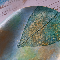 【SOLD OUT！】アクセサリートレイ（ラメ/ブルー/サークル)　天然の葉を用いるボタニーペインティング装飾　 3枚目の画像