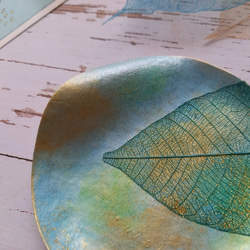 【SOLD OUT！】アクセサリートレイ（ラメ/ブルー/サークル)　天然の葉を用いるボタニーペインティング装飾　 2枚目の画像