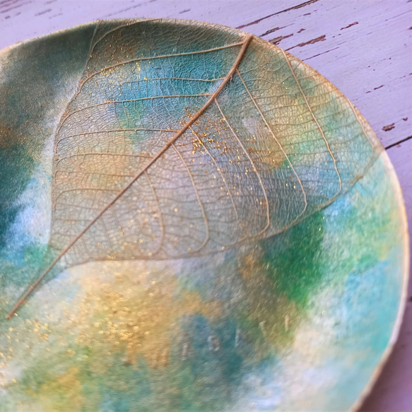 【ONLY ONE ART】アクセサリートレイ（ラメ/グリーン/サークル)　天然の葉を用いるボタニーペインティング装飾　 3枚目の画像