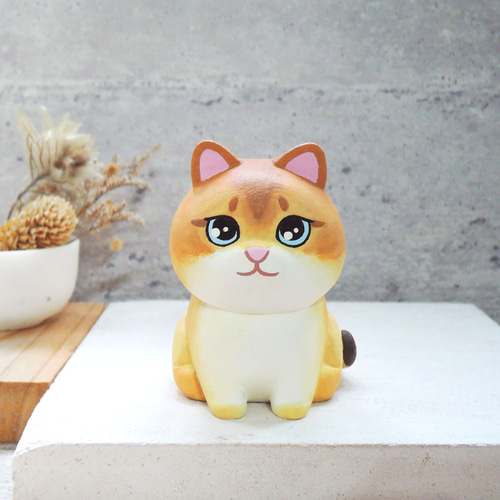 太った丸顔 オレンジ色の猫 ゴールドグラデーション