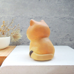 太った丸顔 オレンジ色の猫 ゴールドグラデーション ブリティッシュショートキャット 猫飾り 人形 ハンドメイド 木製 癒しの小木 4枚目の画像